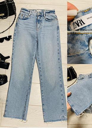Жіночі джинси прямого крою з необробленим низом від zara в блакитному кольорі розмір xs