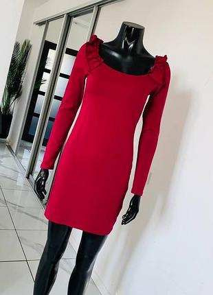 Красное платье boohoo с рюшами на плечах, размер uk 12 (m/l)