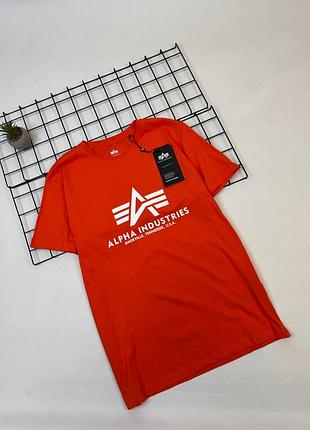 Футболка від бренду alpha industries