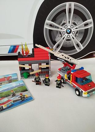 Конструктор lego city "тушение пожара" 60003, выпущенный в 2013 году.