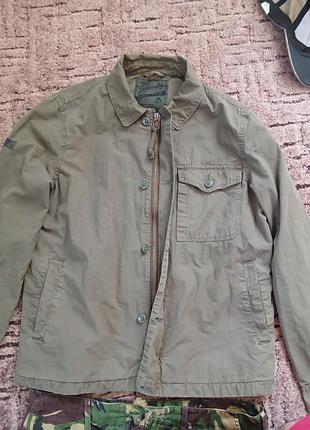 Куртка бренда superdry выполнена в стиле military utility.двойсковый стиль с функцией многих карманов.100% хлопок, в цвете хаки. размер 50.