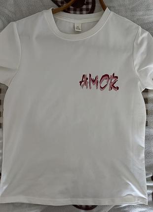 Біла футболка з принтом amor
