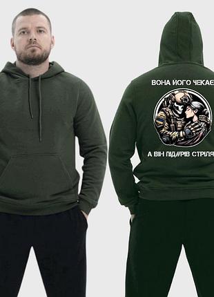 Чоловічий легкий худі з принтом вона його чекає, а він **рів стріляє арт кольоровий, хакі m
