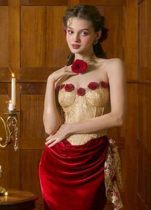 ✨ «золотой корсет и винный бархат с разрезом — платье haute couture эстетики»
