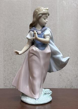 Фарфоровая статуэтка lladro «принцесса».