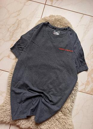 Класна базова футболка від under armour