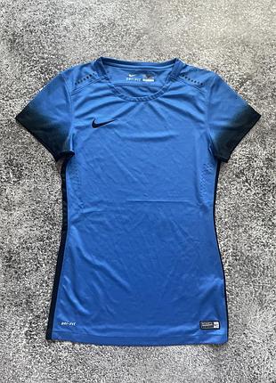 Спортивна жіноча футболка nike