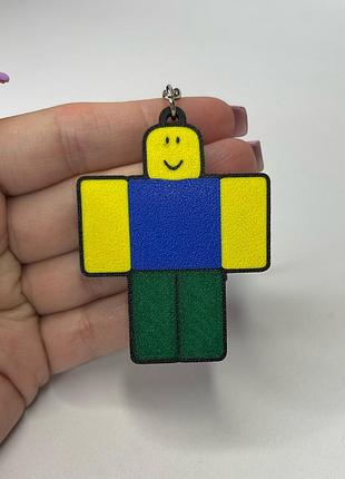 Брелок finding noob нуб з роблокс roblox чорний зелений жовтий синій 60 мм х 45 мм
