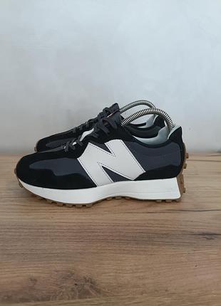 Кросівки  new balance 327 black ws327bl
розмір 40 довжина устілки  25 см
стан ( на 1 кросівку клеявся носок,вказано на фото)