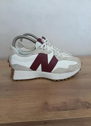 Кросівки жіночі new balance 327 blanc beige ws327ka
розмір 37.5 довжина устілки  23.5 см
стан гарний( клеялись на 1 кросівку носки,вказано на фото)