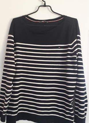 Tommy hilfiger 
 42/xl/50
женский темно синий джемпер в белую полоска
очень хорошее состояние маэ пару пятен указано на последних фото