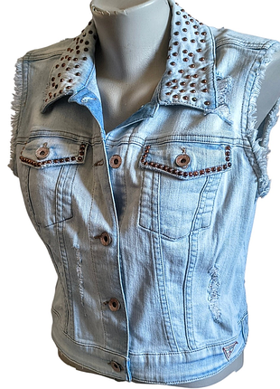 Джинсовая жилетка guess jeans с заклепками и шипами, размер m (оригинал) мехи6 стиль y2k