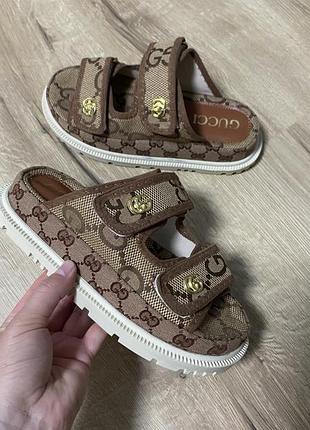 Шльопки тренд сезону, тапочки