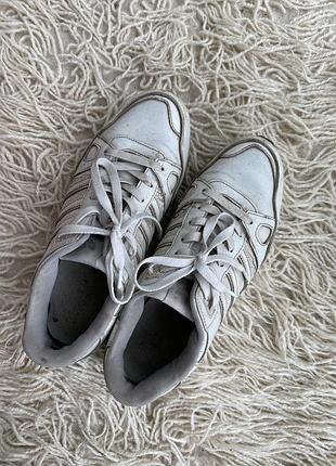 Белые кроссовки adidas 43 размер потресканы на фото видно,но еще послужат нужно помыть длина подошвы 29,5 длина стельки 28