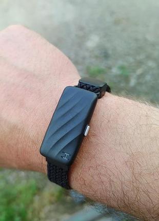 Бесшумный вибробудильник homedics wakeband, предназначенный для комфортного пробуждения с помощью вибраций