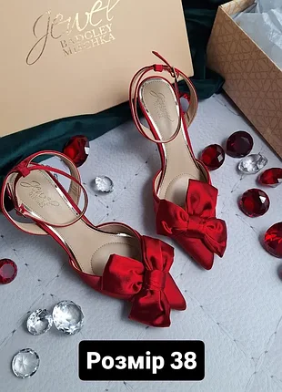 Badgley mischka оригінал червоні вечірні атласні сатинові босоніжки на шпильці з бантом