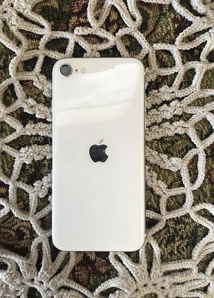 Продам iphone se 2020 64gb телефон у хорошому стані, повністю справний. або обмін на xr 64 гб але тоже повністю робочій в подарунок повербанк