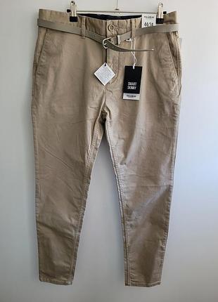Брюки pull &amp; bear «smart skinny» бежевого цвета в размере 44/34 комплектуются соответствующим ремнем.