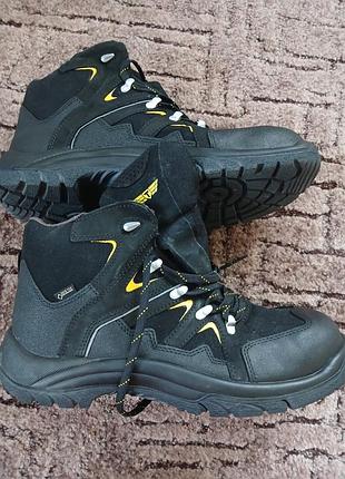 Черные защитные ботинки trajan talos gore-tex s3,рабочая обувь с уровнем защиты s3, включающая в себя защитный подносок и антипрокольную подошву. размер 46.