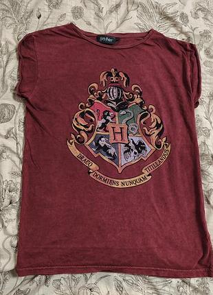 Винтажная бордовая футболка-мерч с гербом harry potter s