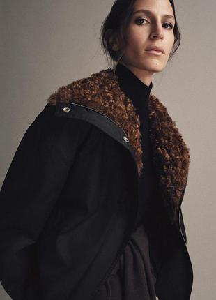 Утеплена чорна куртка zara з хутром