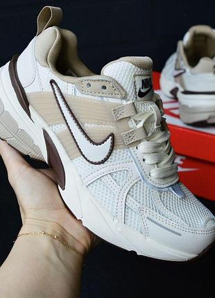 Жіночі кросівки nike v2k run бежеві, шкіра та сітка, найк ві ту кей ран, на весну, літо, осінь стильні кросівки для прогулянок