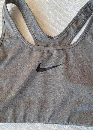 Серый спортивный бюстгальтер топ фирмы nike размер s
