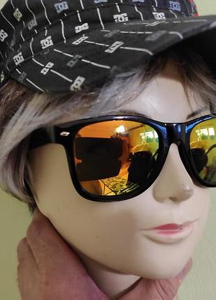 Стильные солнцезащитные очки wayfarer имеют черную пластиковую оправу и зеркальные линзы.