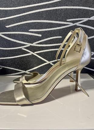 Vince camuto босоніжки шкіра золоті туфлі