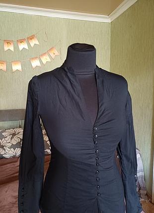 Черная приталенная блуза-рубашка vero moda с драпировкой и пуговицами, размер s