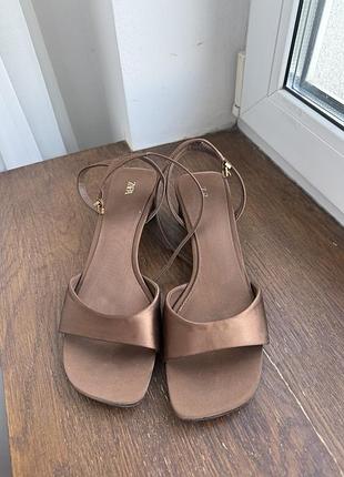 Сатинові босоніжки від zara