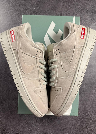 Nike sb dunk low x supreme beige