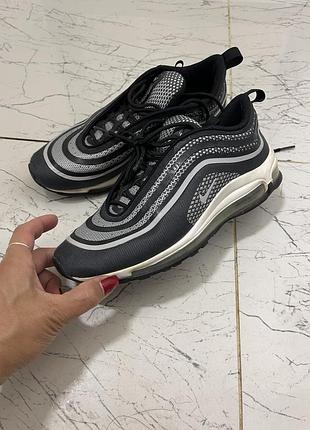 Кросівки nike air max 97 ultra 17 чорного кольору з характерними хвилястими лініями та світловідбиваючими елементами
