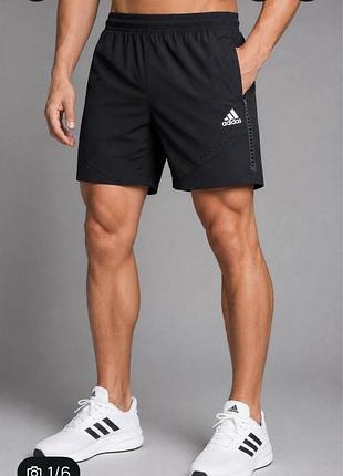 Чоловічі шорти adidas виконані з ультралегкої мікрофібри зі стрейчем.