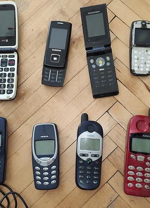 Колекція мобільний телефон телефонів ретро містить різноманітні моделі минулих років, такі як розкладачка samsung та класична nokia.