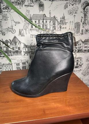 Жіночі ботильйони lilin shoes на танкетці чорні демісезонні розмір 39 40, модні черевики з декоративною блискавкою та стразами 39
