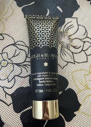 Зволожуючий лосьйон для тіла baylis & harding із серії sweet mandarin & grapefruit.