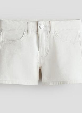 Білі дитячі джинсові шорти від бренду h&m. вони виготовлені з бавовняного деніму