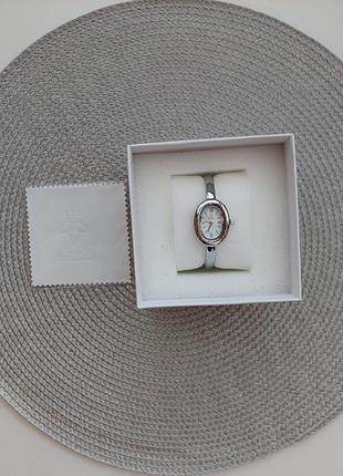 Годинник жіночий yalalusi bagnuar (silver-white).
витончений жіночий годинник із стильним овальним корпусом сріблястого кольору та  білим циферблатом