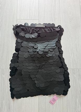 Сукня в крупних паєтках prettylittlething