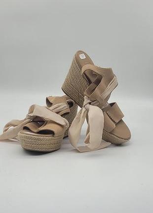 №26- жіночі босоніжки ugg на танкетці з декоративними стрічками