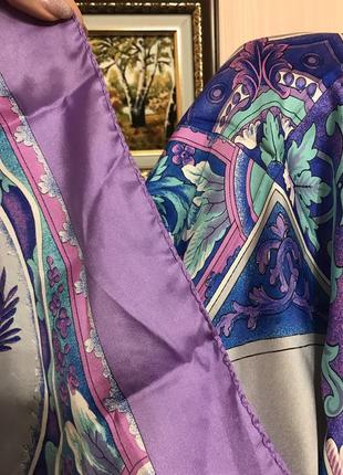 Яркий шелковый платок в цветочный принт5 фото