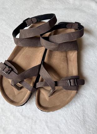 Стильні коричневі сандалі босоніжки на корковій підошві в стилі birkenstock