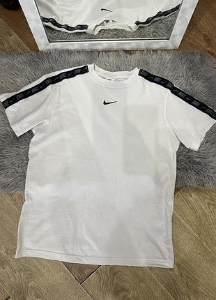 Футболка nike біла з фірмовими лампасами