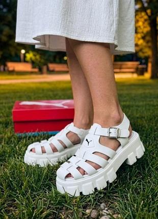 Женские босоножки puma / белые сандалии пума на высокой подошве / тракторная подошва