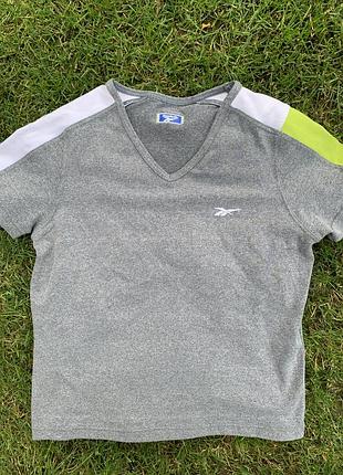 Сіра спортивна футболка з v-подібним вирізом від бренду reebok,