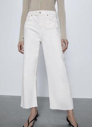 Белые укороченные джинсы от zara
