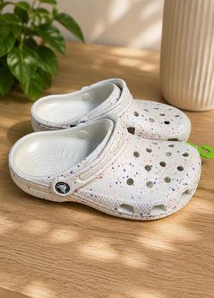 Дитячі крокси для дівчинки люмінесцентні crocs kids' classic glow paint splatter clog summit white/mult