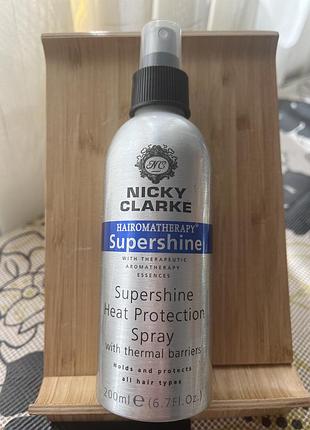 Спрей для захисту волосся від високих температур nicky clarke supershine у сріблястому флаконі об'ємом 200 мл.