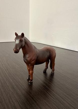 Вінтажна фігурка schleich hanoverian mare (ганноверська кобила), випущена приблизно у 1995 році.